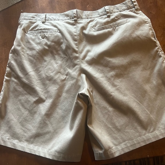 Nike Golf Mens Size 40 Beige Pleated Shorts. - Picture 7 of 9